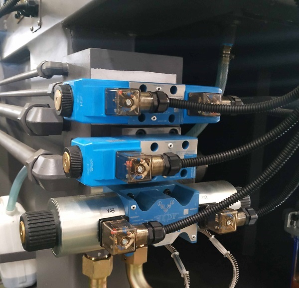 valve for clamping unit of injection moulding machine valve for clamping unit of injection moulding machine